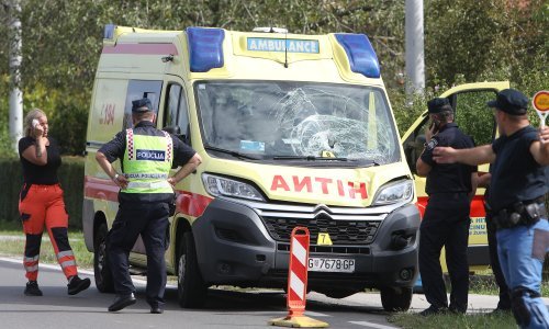 Automobil sletio s ceste, troje ozlijeđenih prevezeno u bolnicu