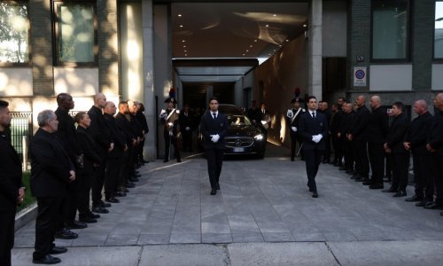 Milano u tišini oplakuje Giorgia Armanija: Spuštene zastave, zatamnjeni izlozi i tišina