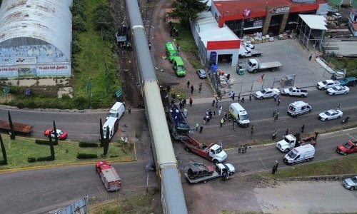 U naletu vlaka na autobus poginulo deset, ozlijeđeno više od 60 ljudi