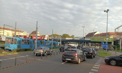 Vozilo upalo u raskopani dio tramvajske pruge u Ulici Ribnjak: Preusmjerene dvije linije