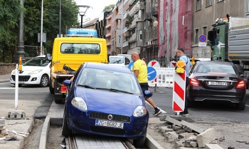 VIDEO Vozilo upalo u raskopani dio tramvajske pruge u Ulici Ribnjak: Preusmjerene dvije linije
