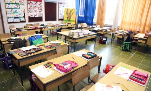 SDP-ovci tvrde: Prvašićima u Orehovcu podijeljene prljave pernice i čokolade s istekom roka