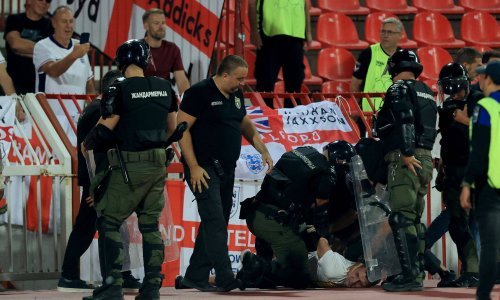 Pogledajte kaos na stadionu nakon debakla Srbije: Djeca tražila zaklon od nasilja na tribinama