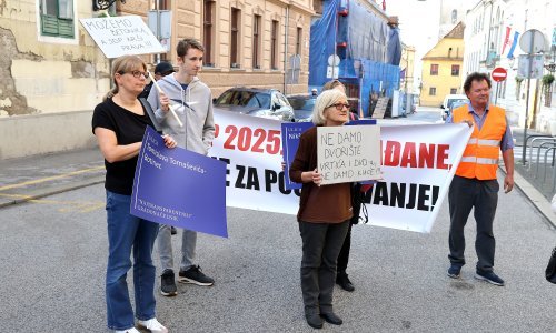 Mještani Botinca, ogorčeni izmjenama GUP-a, prosvjeduju pred Skupštinom