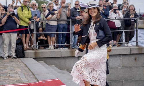 Ova haljina je oduševila modni svijet: Lijepa kraljica pokazala još jedan chic look