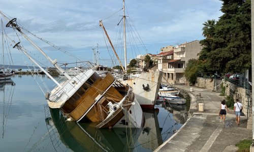 Dijelom potonuo turistički brod kod Omiša, ljudi iskakali u more