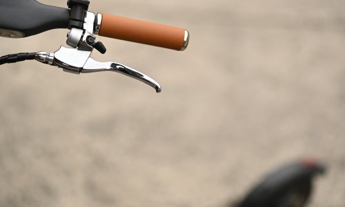 Maloljetnik pao s električnog romobila: Bore mu se za život