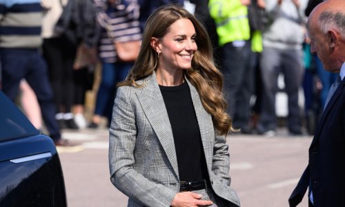Kate Middleton izazvala pomutnju u chic odijelu, a frizura je ponovno ukrala show