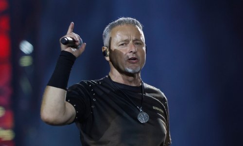 Pogledajte trenutak kad je Thompson zapjevao na svadbi svoje nećakinje