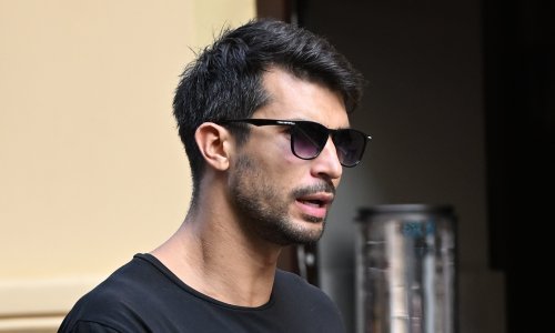 Dok Šime uživa u društvu Maje Šuput, Miloš majicom šalje ozbiljne poruke