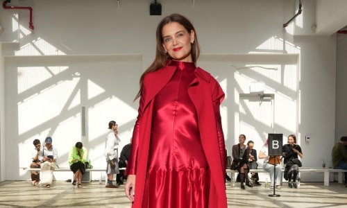 Katie Holmes odbacila minimalizam: Sve je iznenadila outfitom u crvenom satenu
