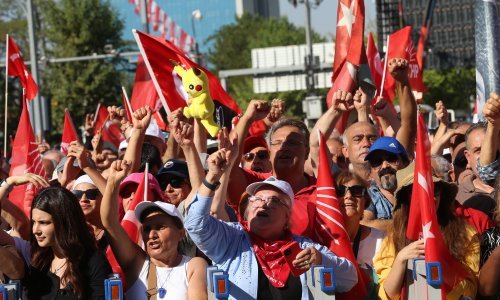 Deseci tisuća ljudi na ulicama Ankare protiv Erdoganovog 'pravosudnog puča'