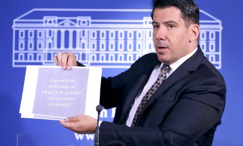 Grmoja prozvao Možemo zbog uvođenja 'nastranog sadržaja' u škole, odgovorili mu: Laže kao pas