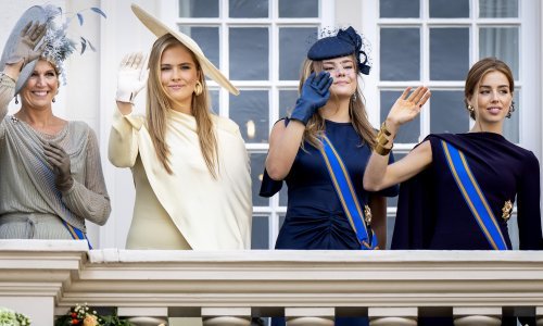 Lijepa princeza zasjenila svoju majku u divnoj haljini i s torbicom iz - Zare