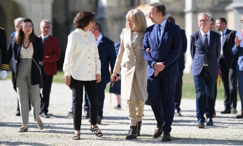 Brigitte Macron zadivila u bež stajlingu, a njezine su trendi cipele ukrale show
