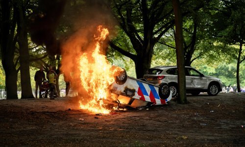 Prosvjednici protiv migranata zapalili auto i bacali kamenje, policija uzvratila vodenim topom