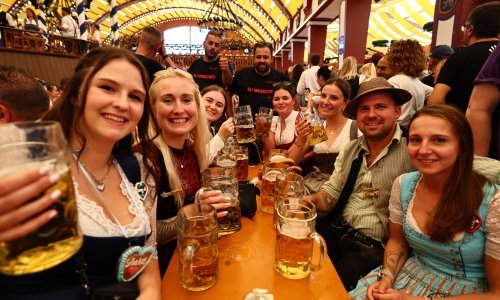 Pogledajte spektakularno ozračje na otvorenju ovogodišnjeg Oktoberfesta