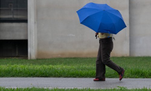 Pred nama je oblačan dan s kišom. Kolnici su mokri i skliski, mogući i odroni