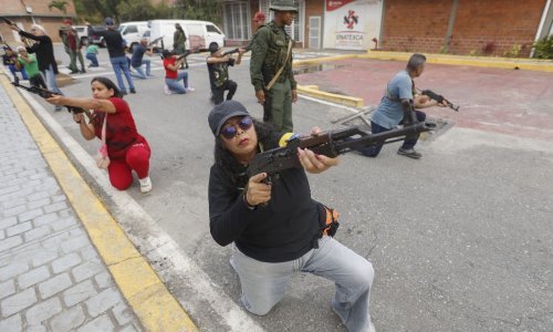 Venezuela se priprema za sukob sa SAD-om: Civile uče rukovati oružjem