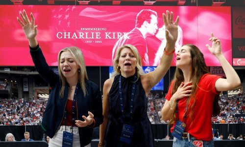 Više od 100.000 ljudi na komemoraciji ubijenom influenceru Charlieju Kirku