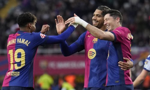Ronald Araujo (u sredini), Robert Lewandowski i Lamine Yamal
