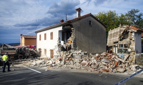 Strašna nesreća u Sloveniji: Sudarila se dva kamiona i gotovo srušila kuću