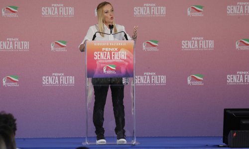 Modni zaokret: U ovakvom izdanju Giorgiu Meloni nismo nikad vidjeli