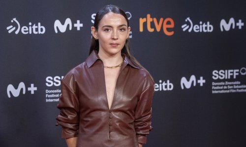 Nemoguće je ostati ravnodušan na ovu divnu kožnu haljinu u nijansi koju svi obožavaju