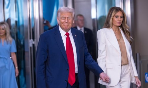 Postao viralni hit: Trump stao na stepenicama, a onda mu je blesimetar otkazao poslušnost
