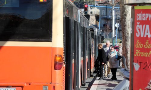 Autotrolej: Autobus udario u stanicu, dječaka zasulo razbijeno staklo