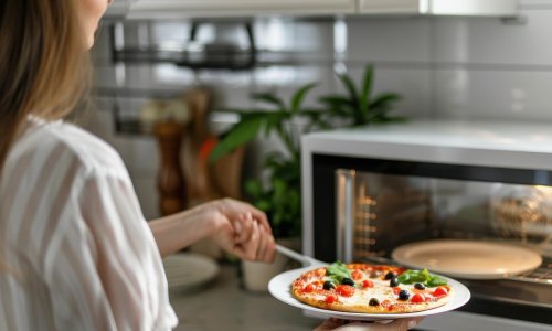 Ovu hranu svi podgrijavamo u mikrovalnoj pećnici, a tako je - uništavamo