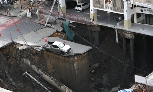 FOTO Nevjerojatni prizor stiže iz Bangkoka: Ogromna provalija otvorila se usred grada