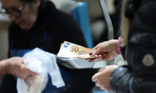 Vrijeme darivanja: Evo kolike će božićnice dobiti zaposleni u državnim tvrtkama