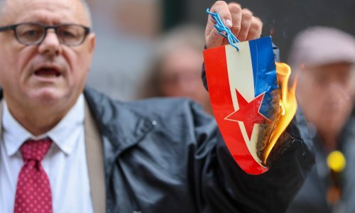 Keleminec ispred sjedišta SDP-a zapalio malu jugoslovensku zastavu