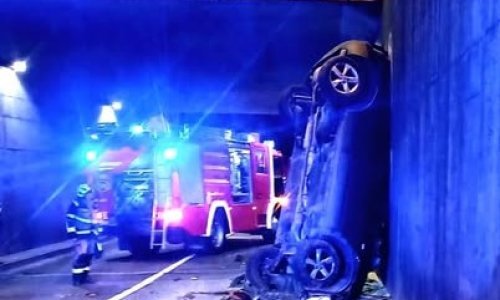 Nevjerojatna scena u Zagrebu: Automobil pao s nadvožnjaka, završio okomito