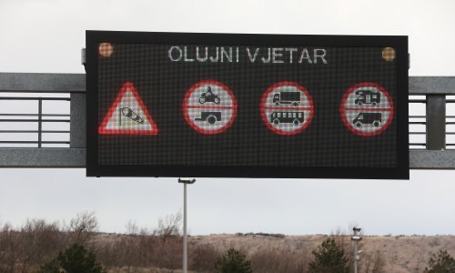 Vozači, oprez! Uočena je srna na A7, vjetar ometa promet na Jadranskoj magistrali