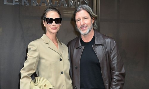 Više ne skrivaju sijede: Christy Turlington sa suprugom ukrala show