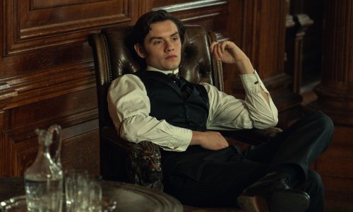 Za glumcem iz Netflixove serije dame već luduju, no rijetki znaju da mu je cura poznata glazbenica