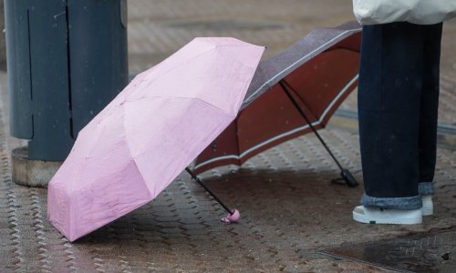 Pred nama je oblačan dan s kišom. Kolnici su skliski i mokri, vozite oprezno