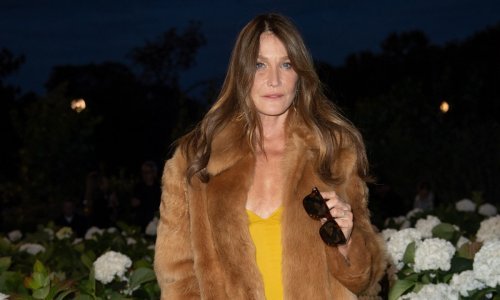 Bivša prva dama se ne skriva: Carla Bruni nabacila širok osmijeh i odličan stajling
