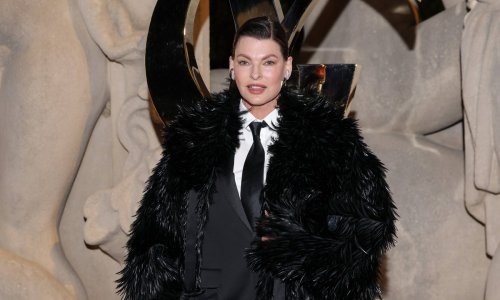 Kakav kaput, a tek čizme: Linda Evangelista ukrala show  efektnim komadima