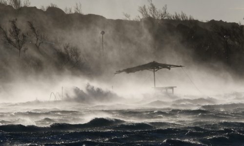 Jesen neumoljiva: Orkanska bura, pljuskovi, problemi u brodskom prometu