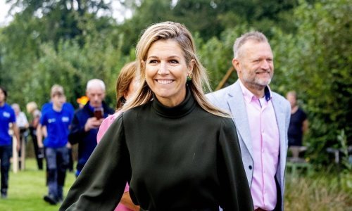 Lijepa kraljica odvažila se na sve: kožnu suknju, torbu od zmijske kože i čizme koje se vole ili preziru