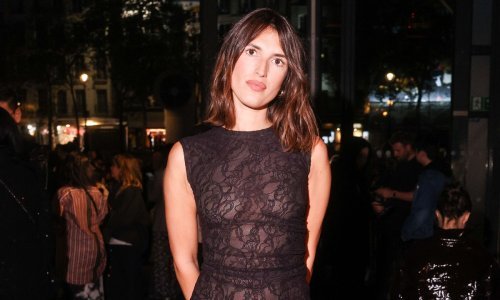 Odbacila grudnjak: Francuska modna ikona zablistala u prozirnoj haljini