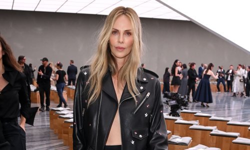 Charlize Theron izazvala senzaciju s novom frizurom, a ispod kožne jakne ne nosi ništa