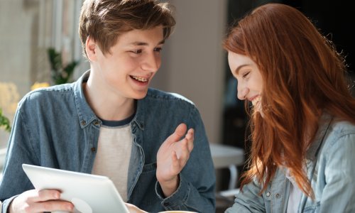 Od pisama na papiru do Tinder matcheva: Kako se udvaranje mijenjalo kroz vrijeme