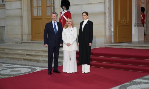 Modni dvoboj: Giorgia Meloni u elegantnom bijelom odijelu zasjenila i kraljicu