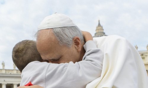 Trenutak koji će se dugo pamtiti: Papa u zagrljaju s dječakom iz Hrvatske