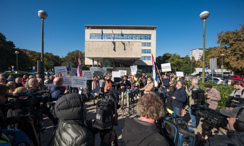 Nezadovoljni roditelji okupili se Tomaševiću pod prozorom: 'Tražimo uključivanje u sve faze'