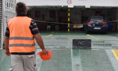 Nesreće na autocestama i vjetar otežavaju promet: Neki trajekti i katamarani ne voze